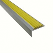 Угловая алюминиевая противоскользящая накладка на ступени с желтой резиновой вставкой